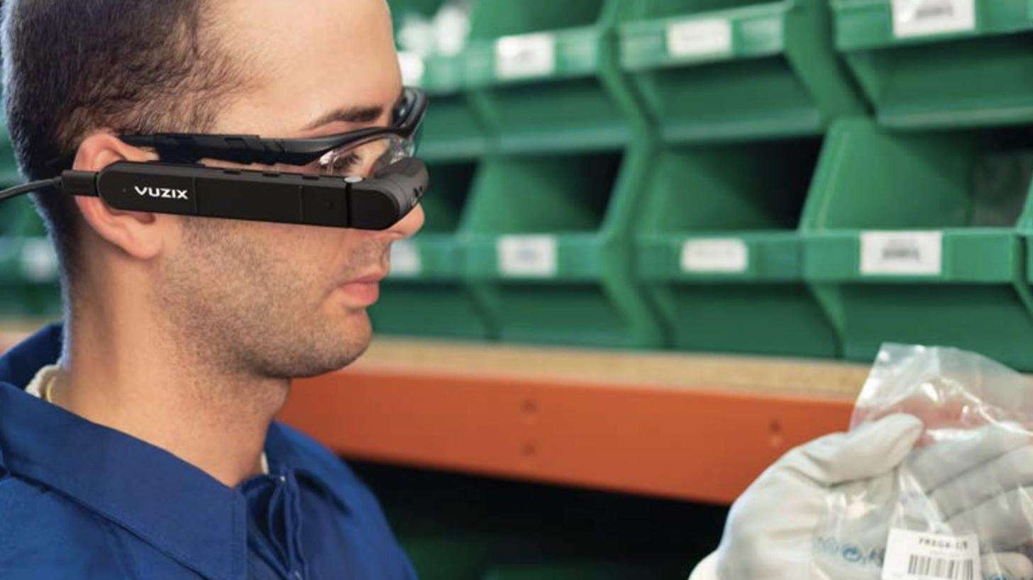 Photo d'un opérateur équipé des lunettes intelligentes pour picking vocal de Vuzix